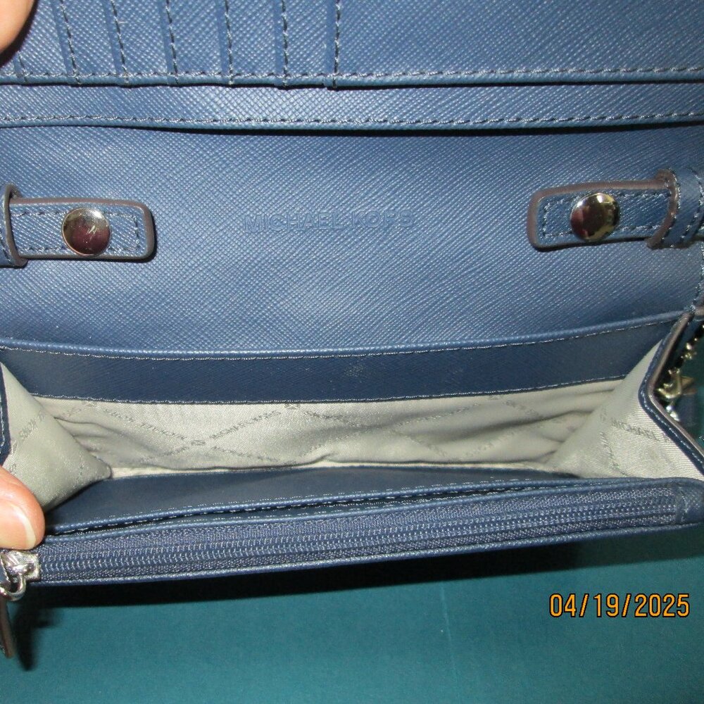 Michael Kors crossbody wallet/ cell phone - Picture 3 of 14